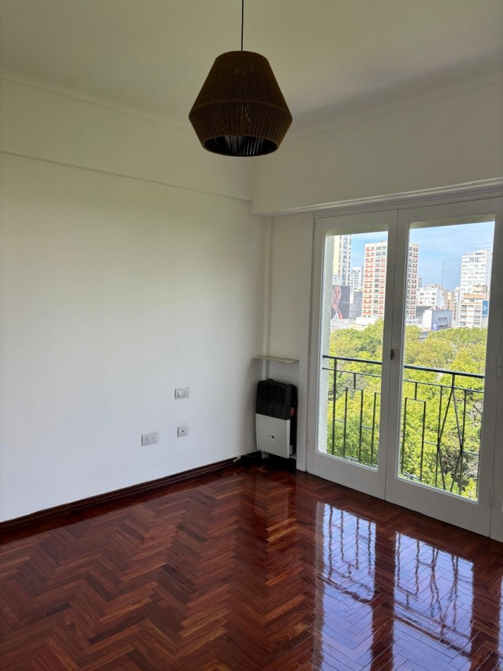 Venta de Departamento 2 ambientes con balcon frances y saliente frente a plaza San Martin