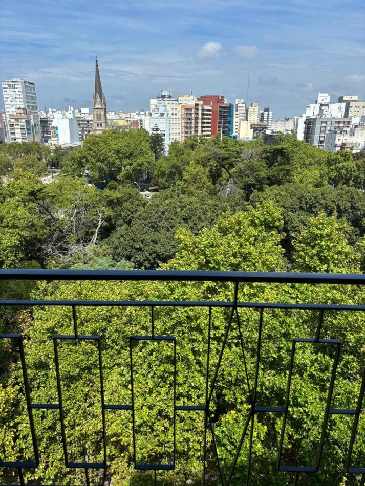 Venta de Departamento 2 ambientes con balcon frances y saliente frente a plaza San Martin