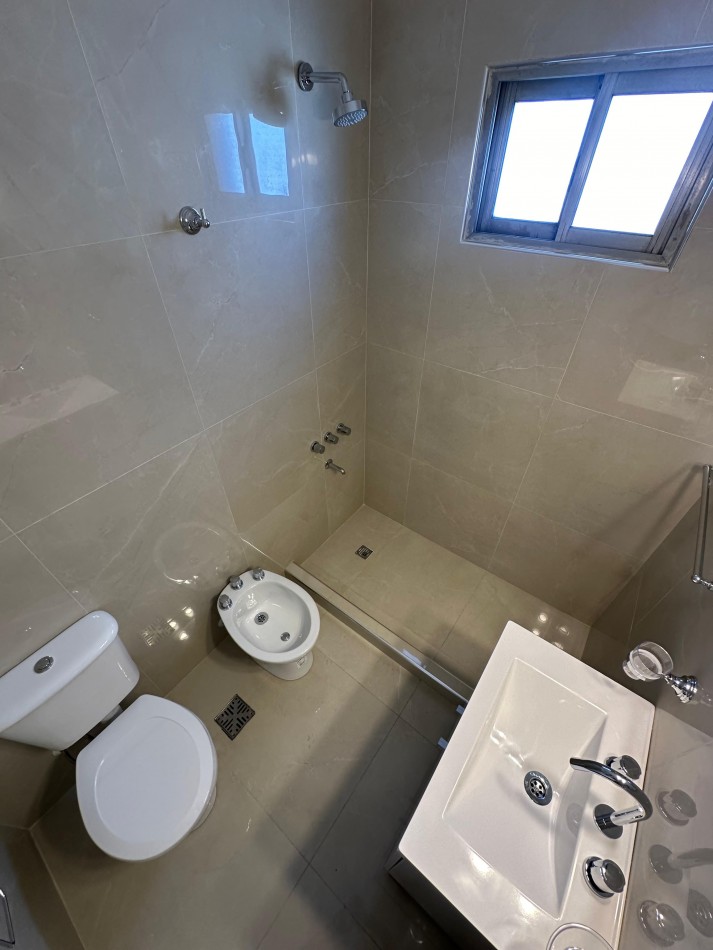 Venta de Departamento 3 ambientes a la calle con balcon saliente