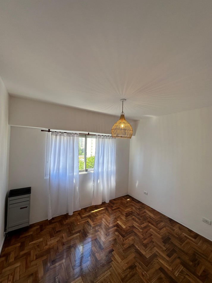 Venta de Departamento 3 ambientes a la calle con balcon saliente
