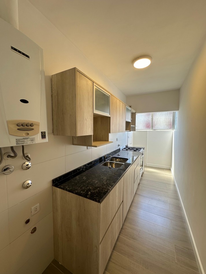 Venta de Departamento 3 ambientes a la calle con balcon saliente