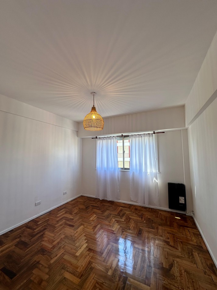 Venta de Departamento 3 ambientes a la calle con balcon saliente