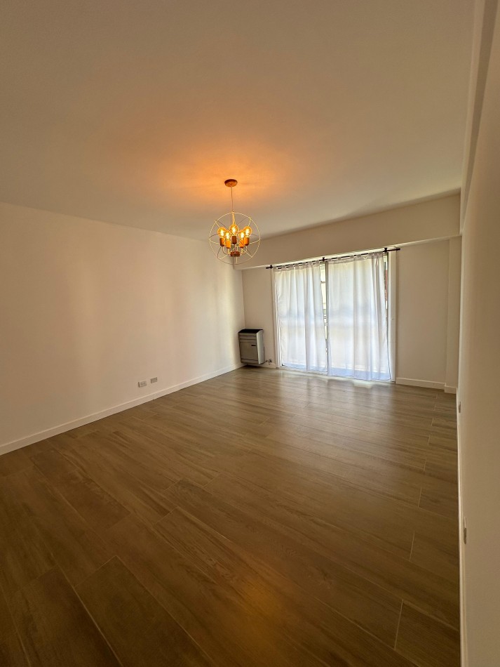 Venta de Departamento 3 ambientes a la calle con balcon saliente