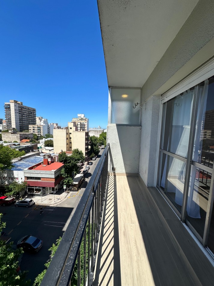 Venta de Departamento 3 ambientes a la calle con balcon saliente