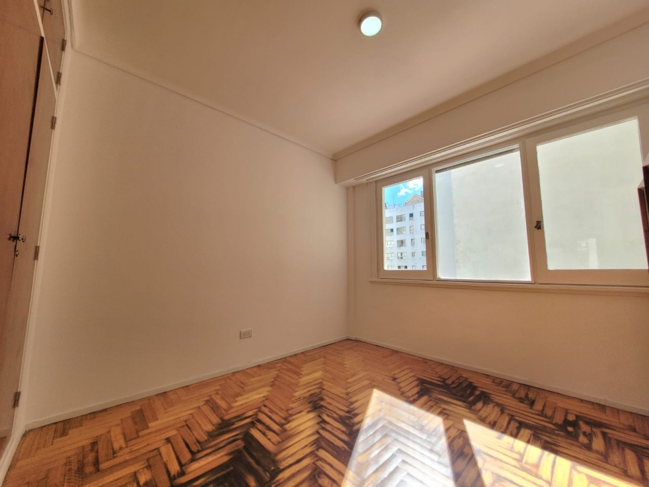 Venta de  PISO 3 ambientes, balcon saliente