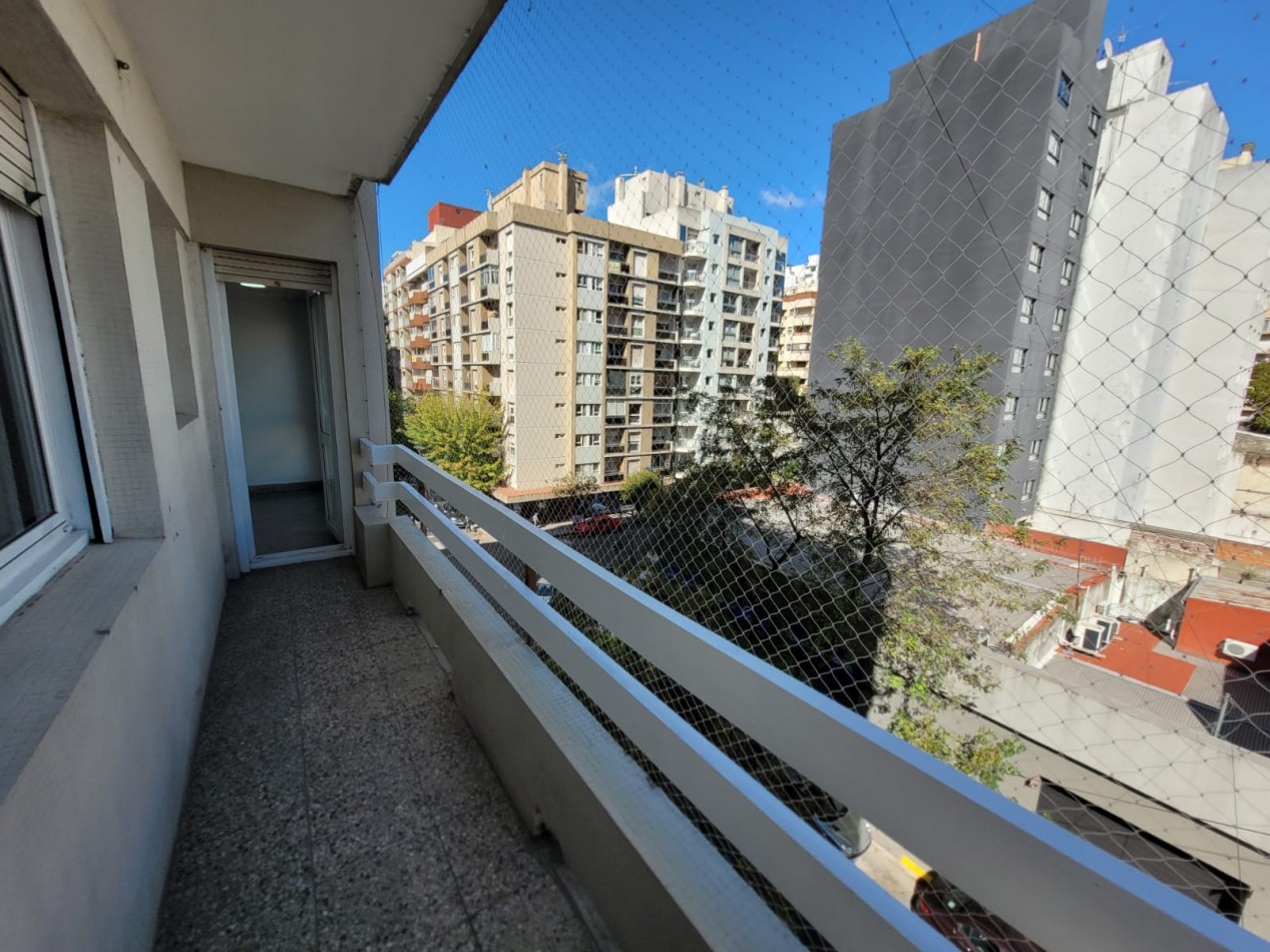 Venta de  PISO 3 ambientes, balcon saliente