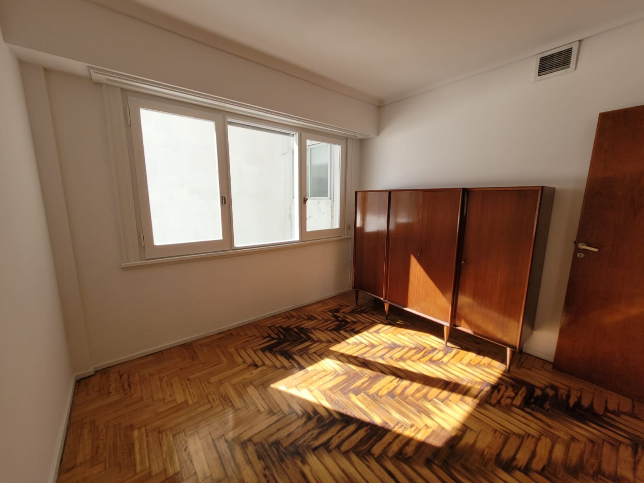 Venta de  PISO 3 ambientes, balcon saliente