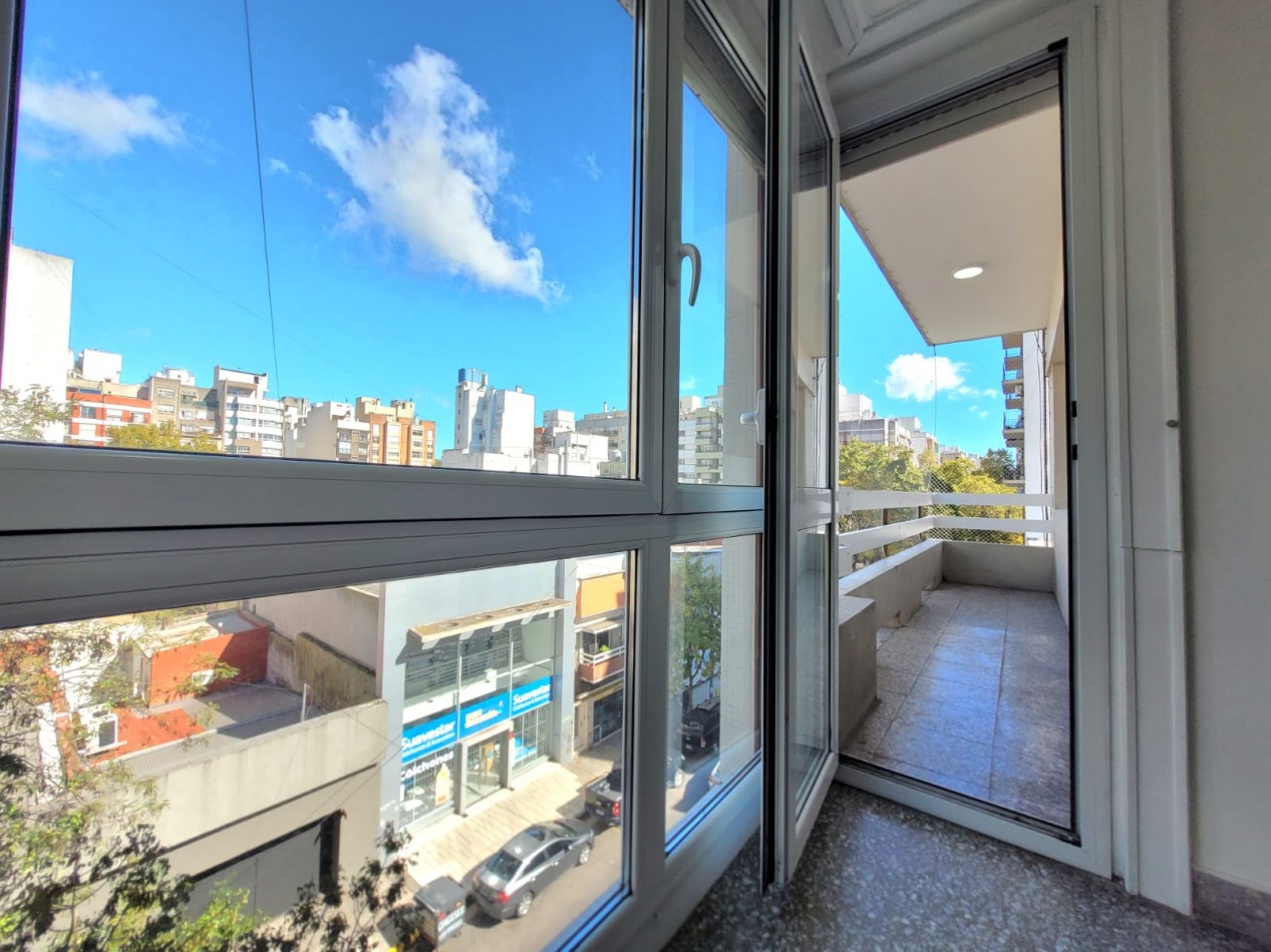 Venta de  PISO 3 ambientes, balcon saliente