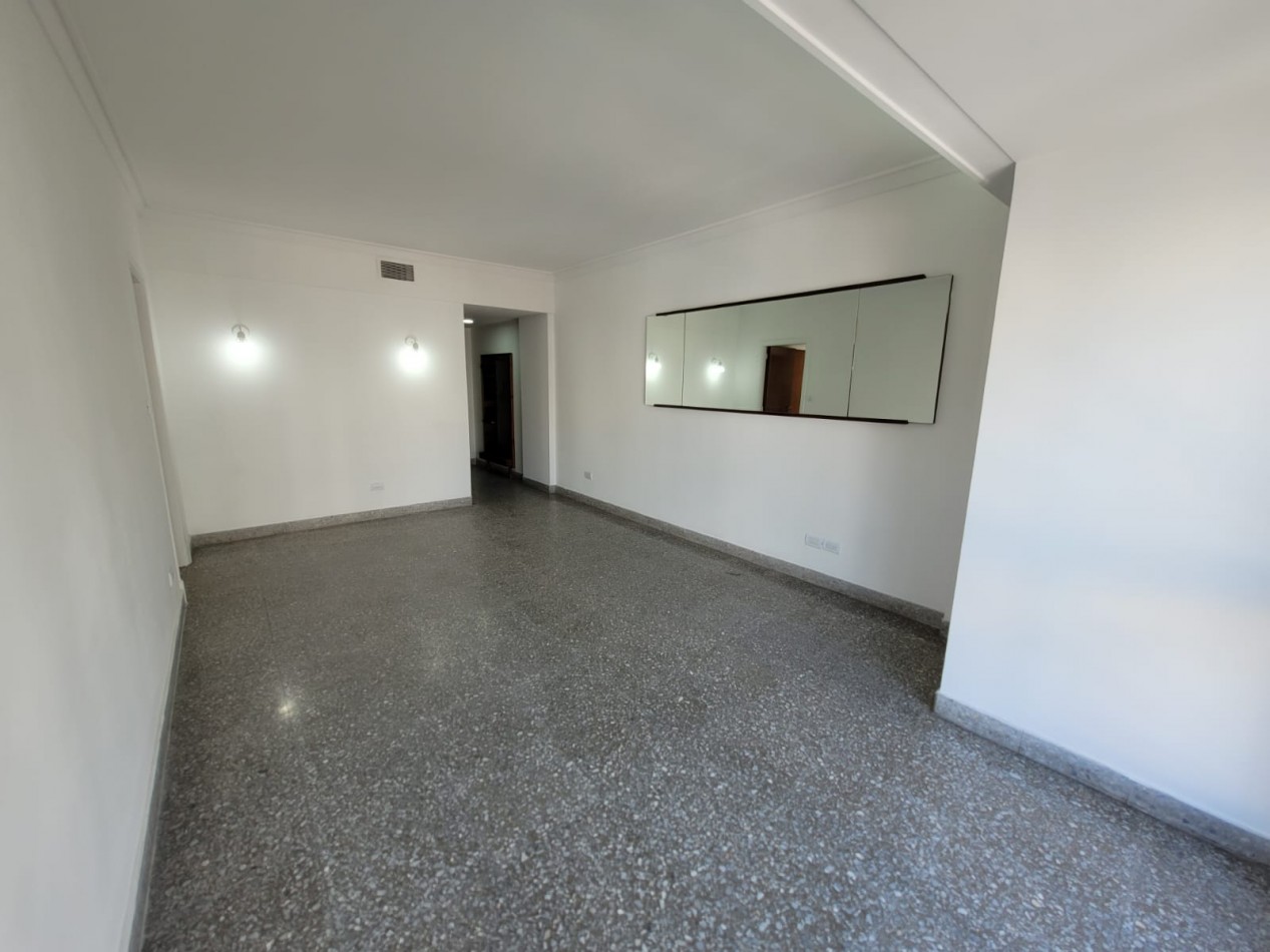 Venta de  PISO 3 ambientes, balcon saliente