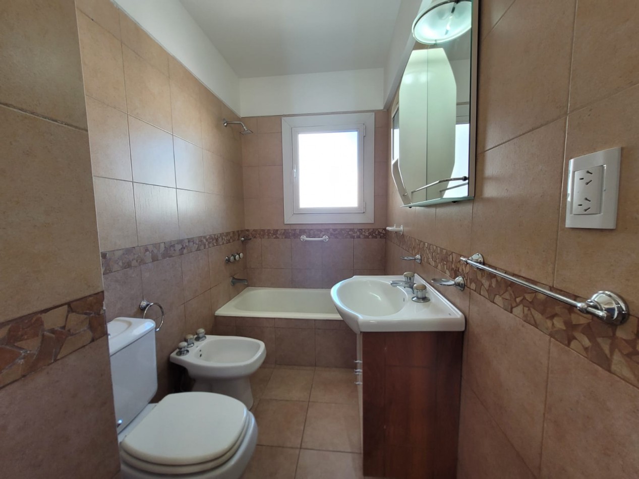 Venta de  PISO 3 ambientes, balcon saliente