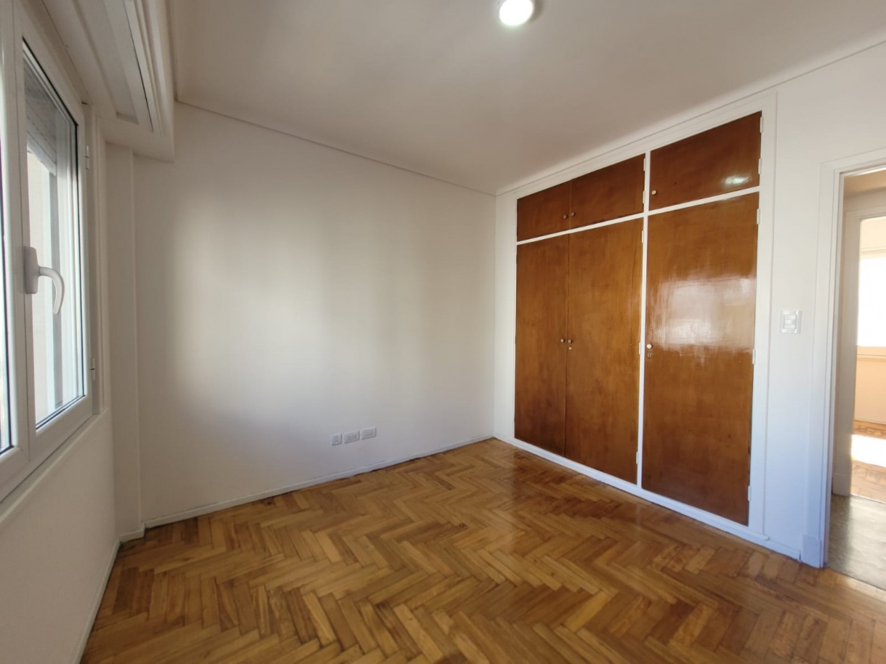 Venta de  PISO 3 ambientes, balcon saliente