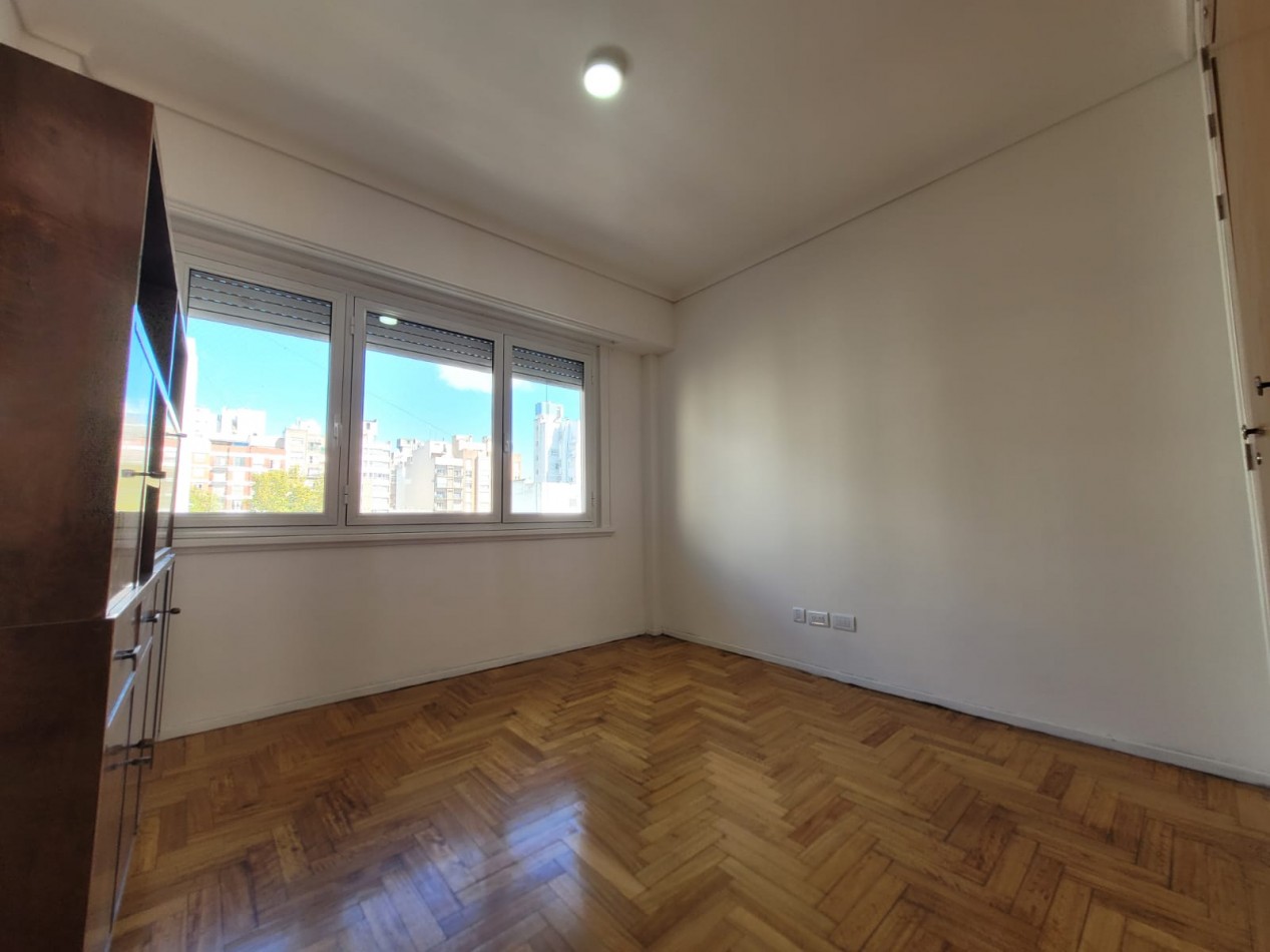 Venta de  PISO 3 ambientes, balcon saliente