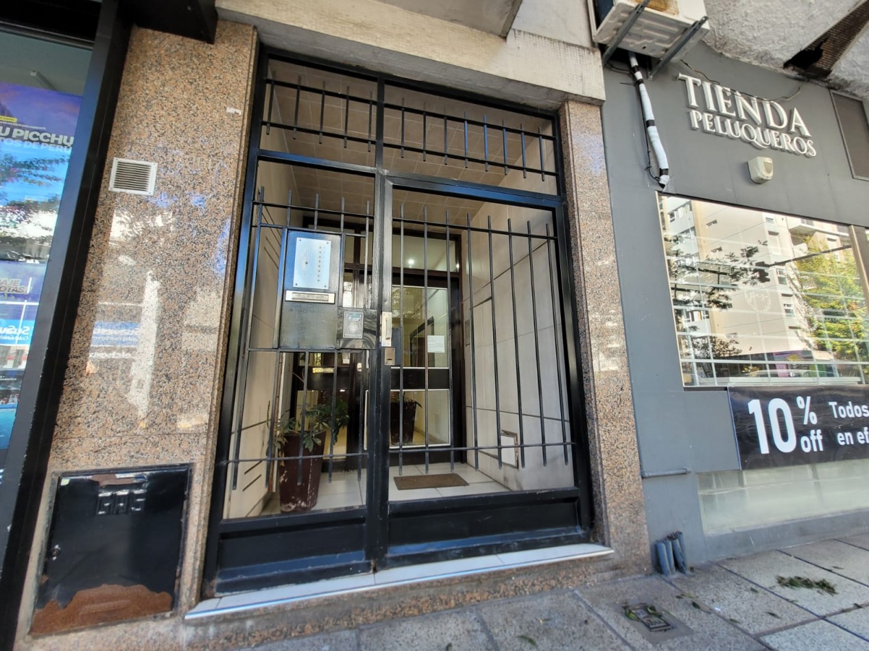 Venta de  PISO 3 ambientes, balcon saliente