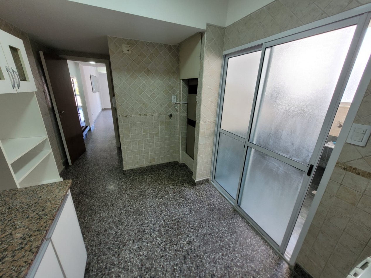 Venta de  PISO 3 ambientes, balcon saliente