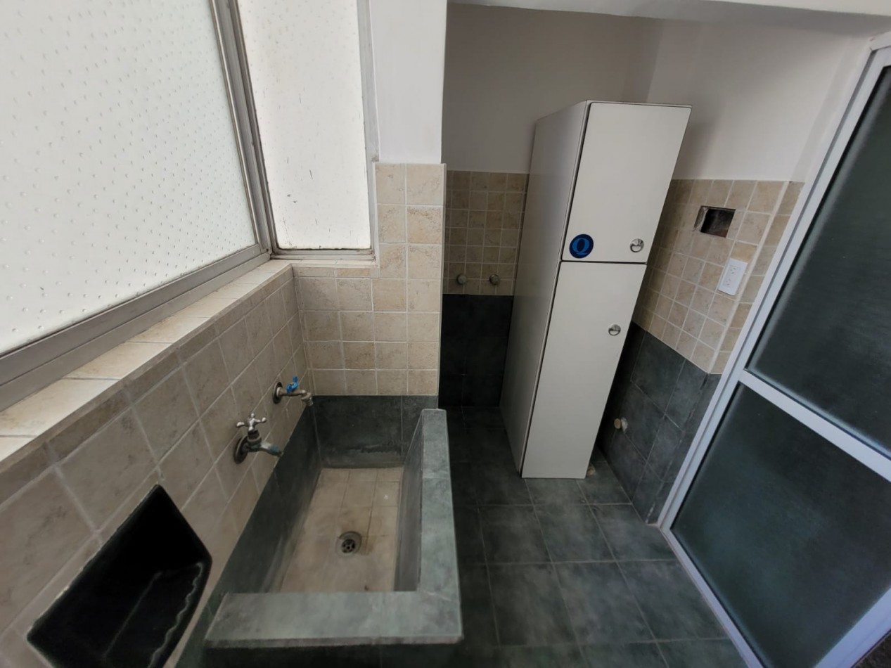 Venta de  PISO 3 ambientes, balcon saliente
