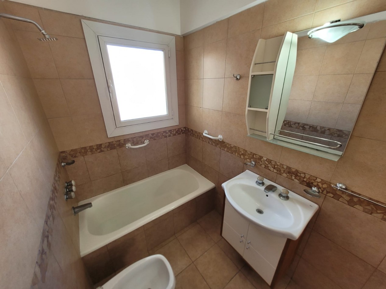 Venta de  PISO 3 ambientes, balcon saliente