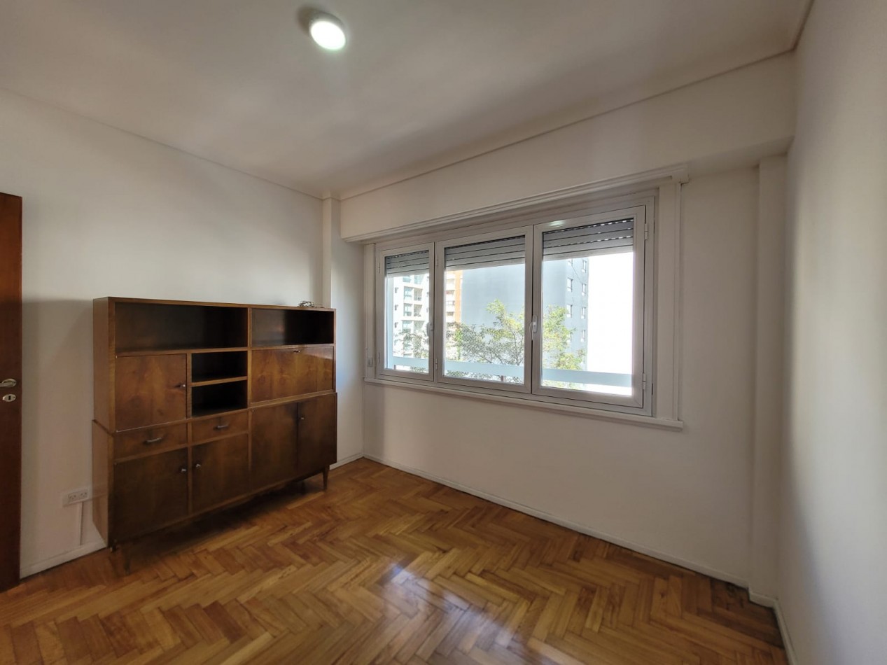Venta de  PISO 3 ambientes, balcon saliente