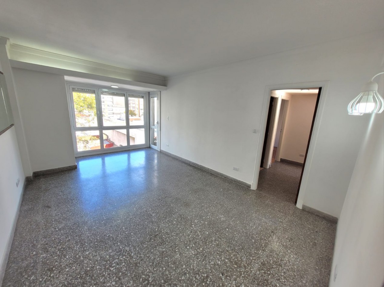 Venta de  PISO 3 ambientes, balcon saliente