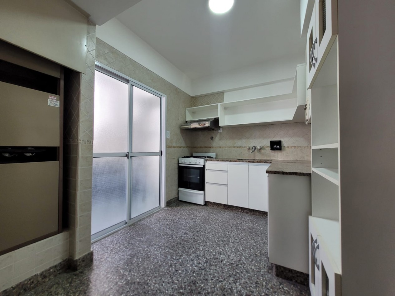 Venta de  PISO 3 ambientes, balcon saliente