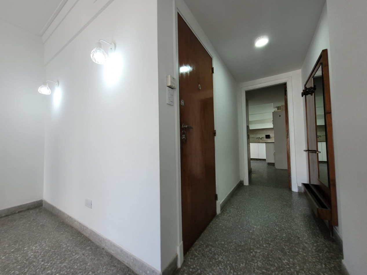 Venta de  PISO 3 ambientes, balcon saliente
