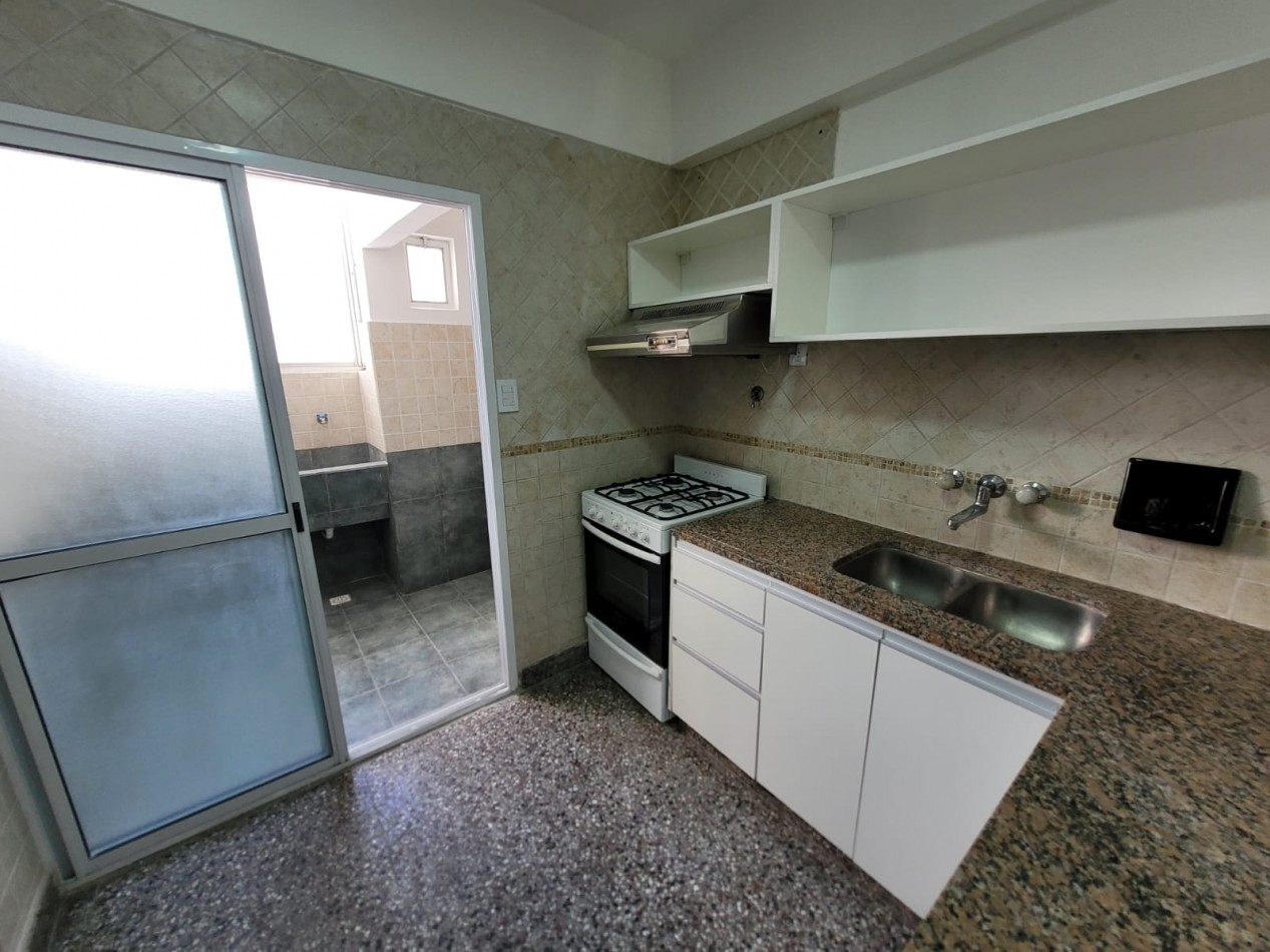 Venta de  PISO 3 ambientes, balcon saliente