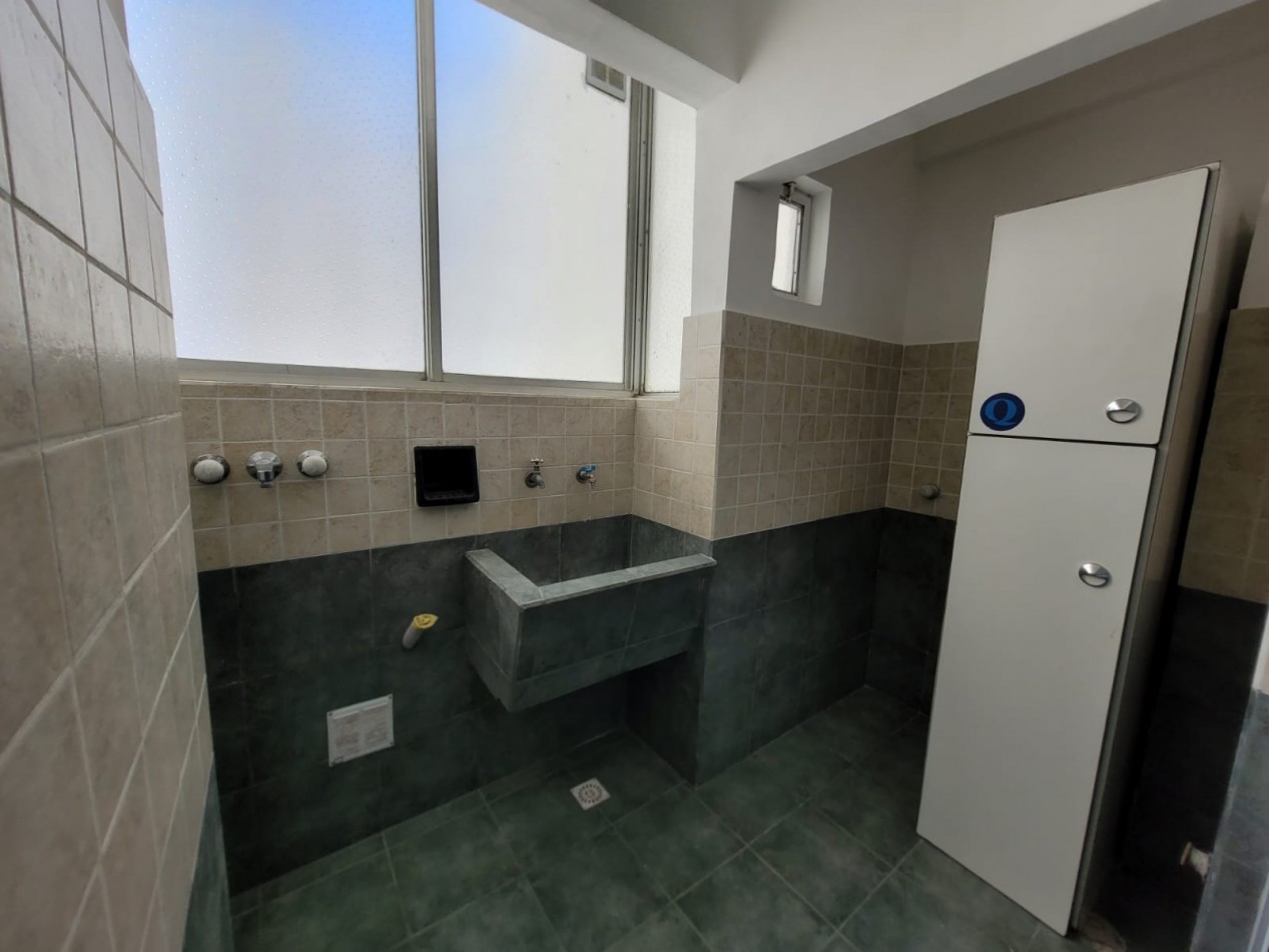 Venta de  PISO 3 ambientes, balcon saliente