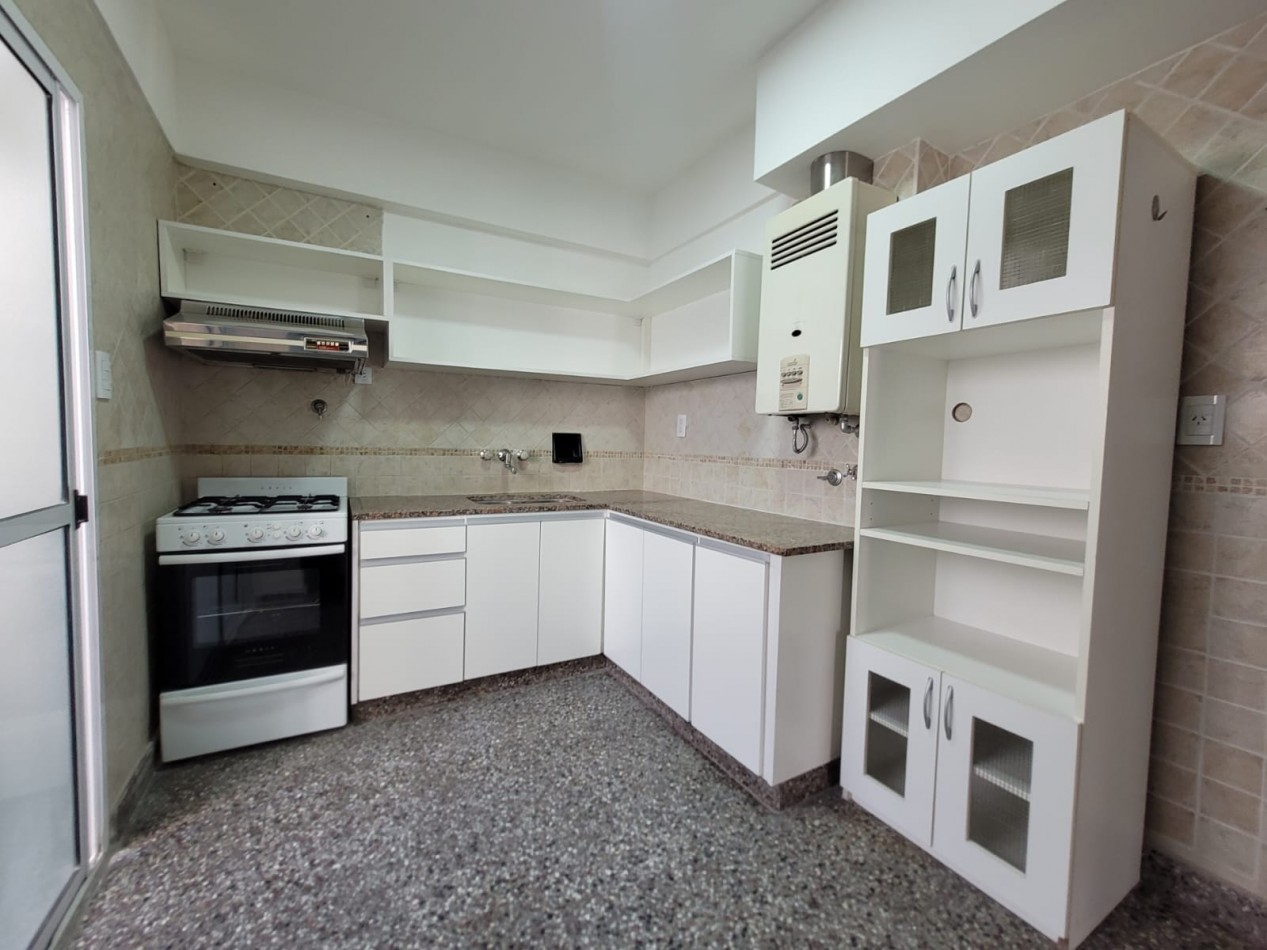 Venta de  PISO 3 ambientes, balcon saliente