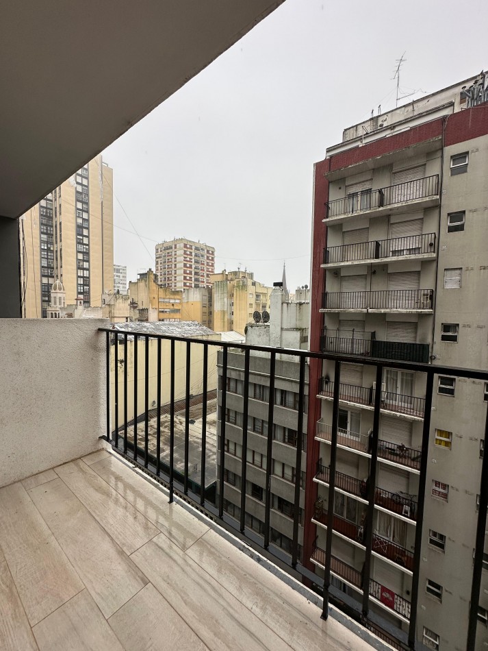 Departamento ambiente reciclado con balcon a la calle. Centro 