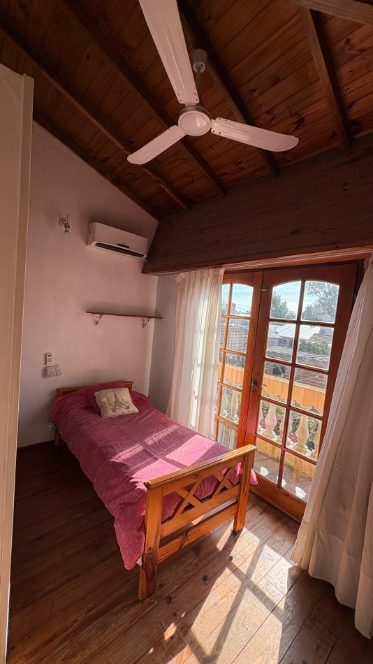Venta de casa cinco ambientes, Santa Clara del Mar 