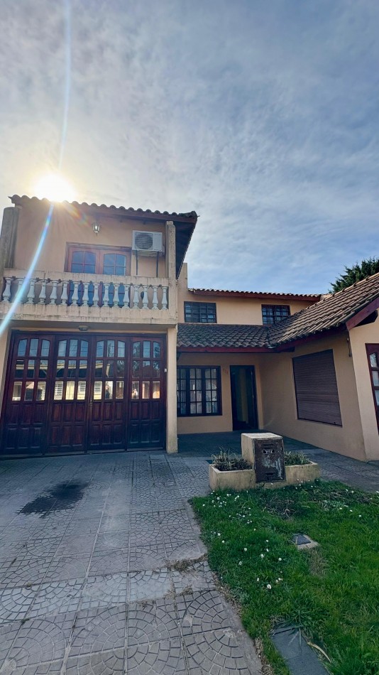 Venta de casa cinco ambientes, Santa Clara del Mar 