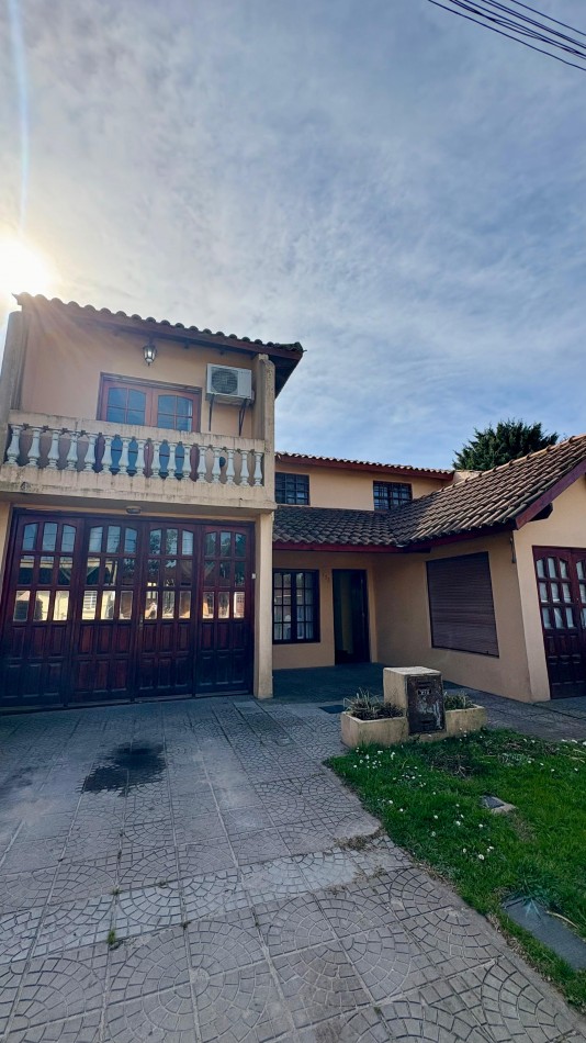 Venta de casa cinco ambientes, Santa Clara del Mar 