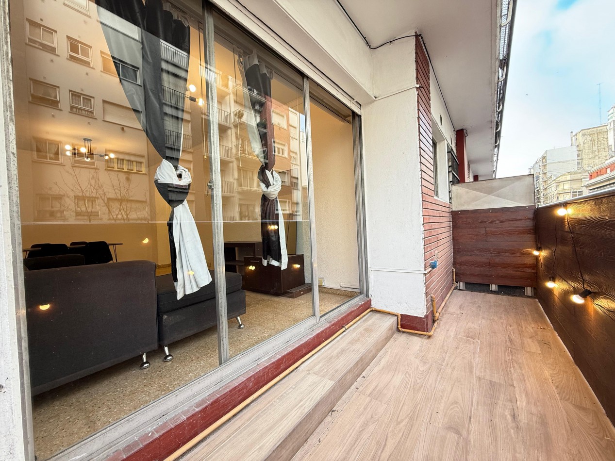 Venta de departamento 3 ambientes a la calle con balcon saliente, todo externo.