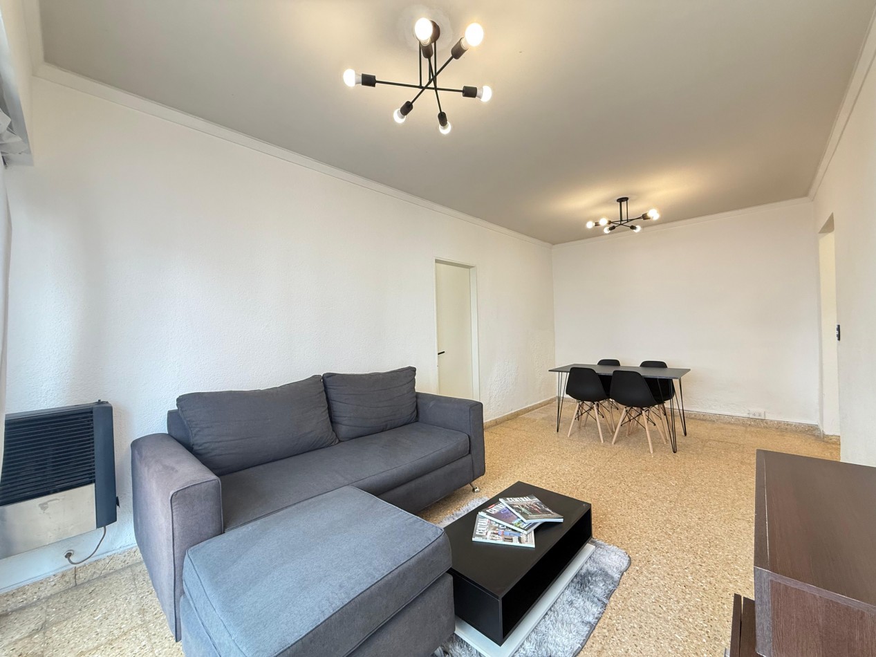 Venta de departamento 3 ambientes a la calle con balcon saliente, todo externo.