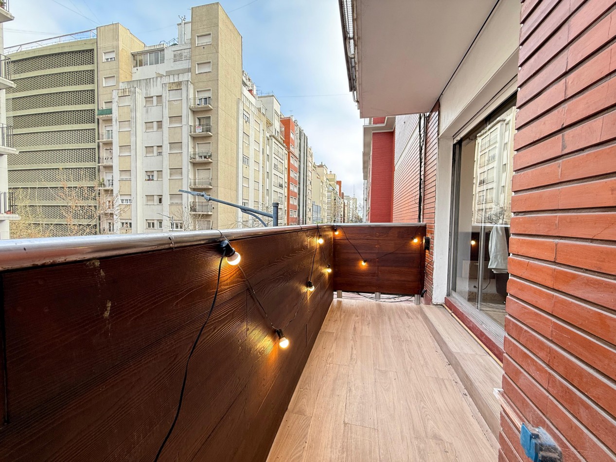 Venta de departamento 3 ambientes a la calle con balcon saliente, todo externo.