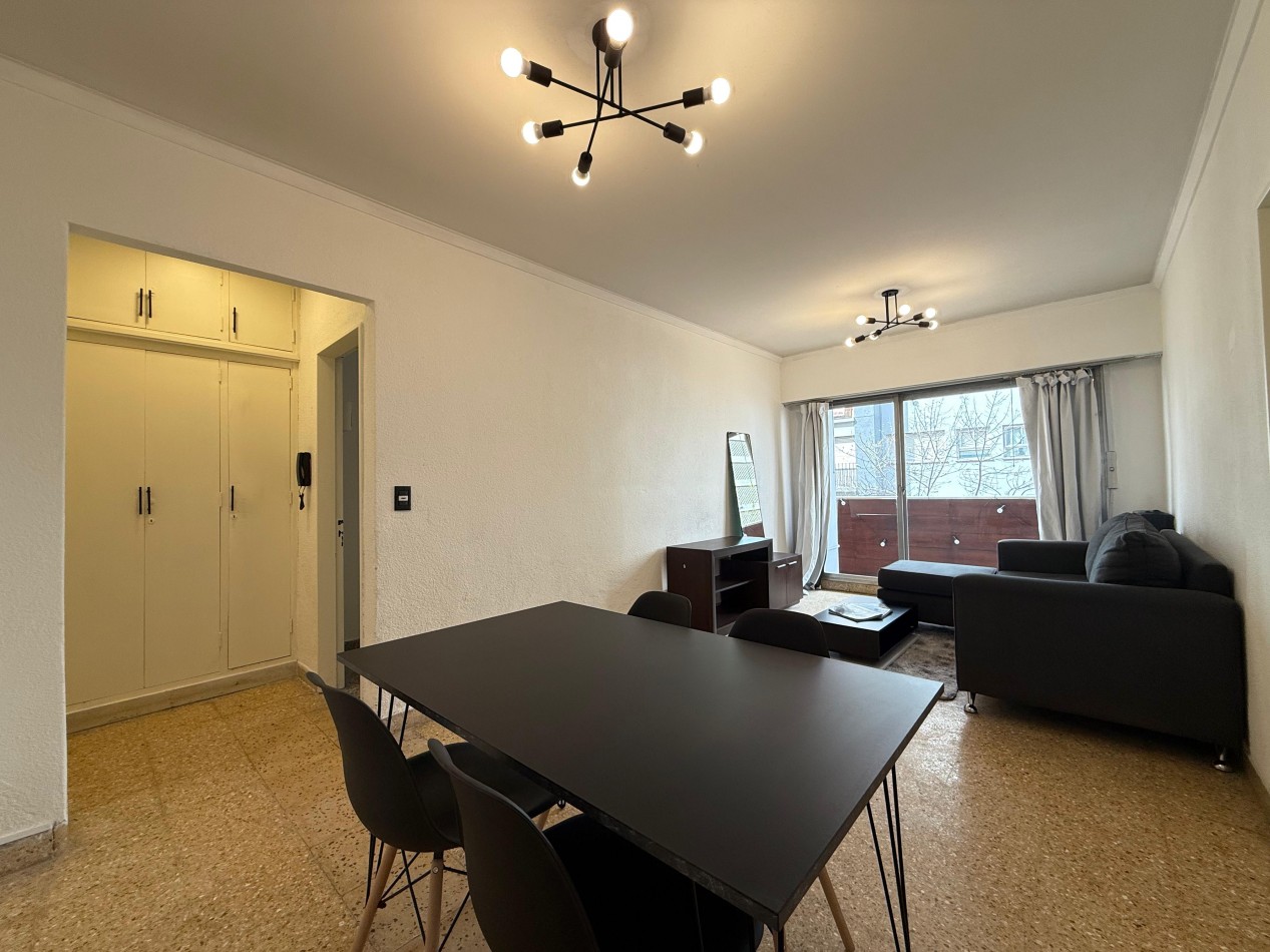 Venta de departamento 3 ambientes a la calle con balcon saliente, todo externo.