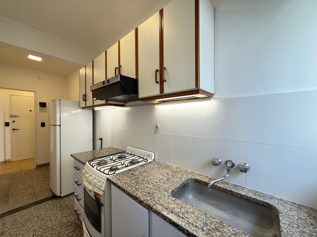 Venta de departamento 3 ambientes a la calle con balcon saliente, todo externo.