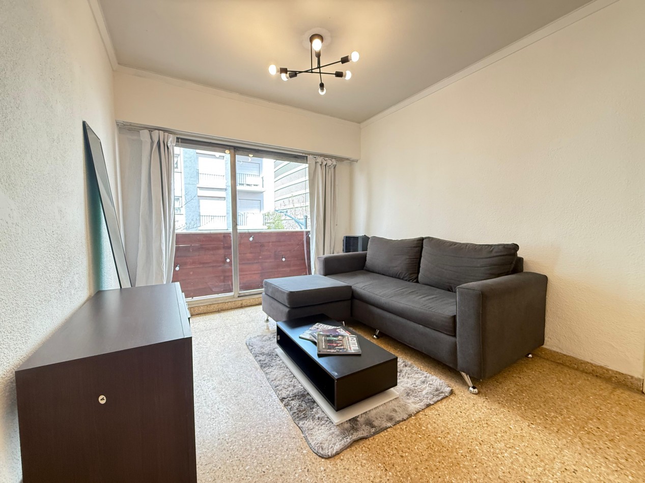 Venta de departamento 3 ambientes a la calle con balcon saliente, todo externo.