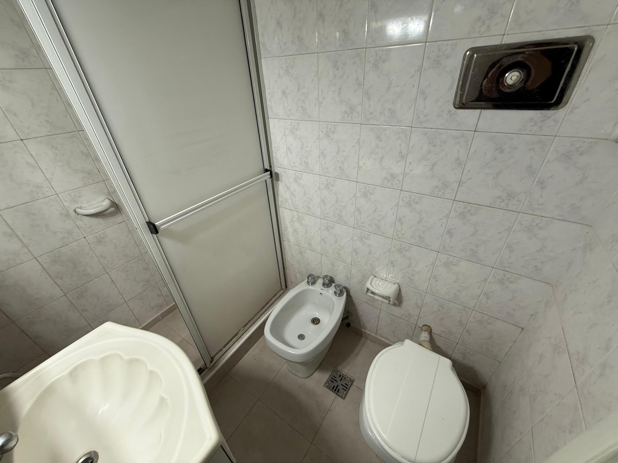 Venta de departamento 3 ambientes a la calle con balcon saliente, todo externo.