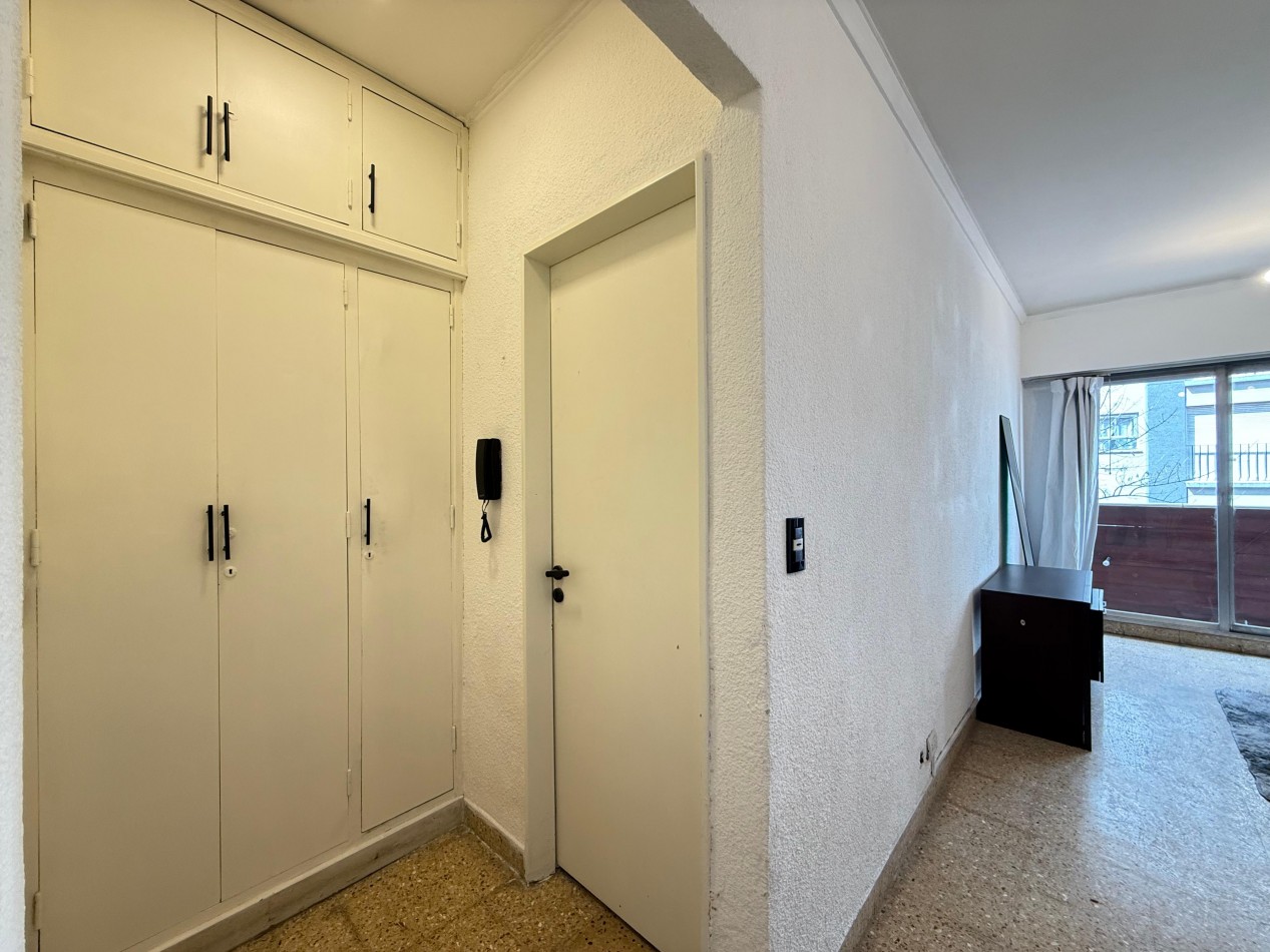 Venta de departamento 3 ambientes a la calle con balcon saliente, todo externo.