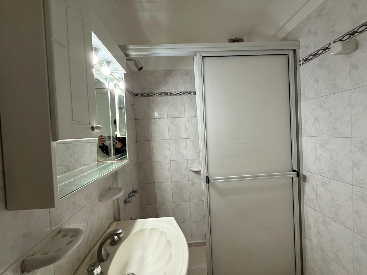 Venta de departamento 3 ambientes a la calle con balcon saliente, todo externo.