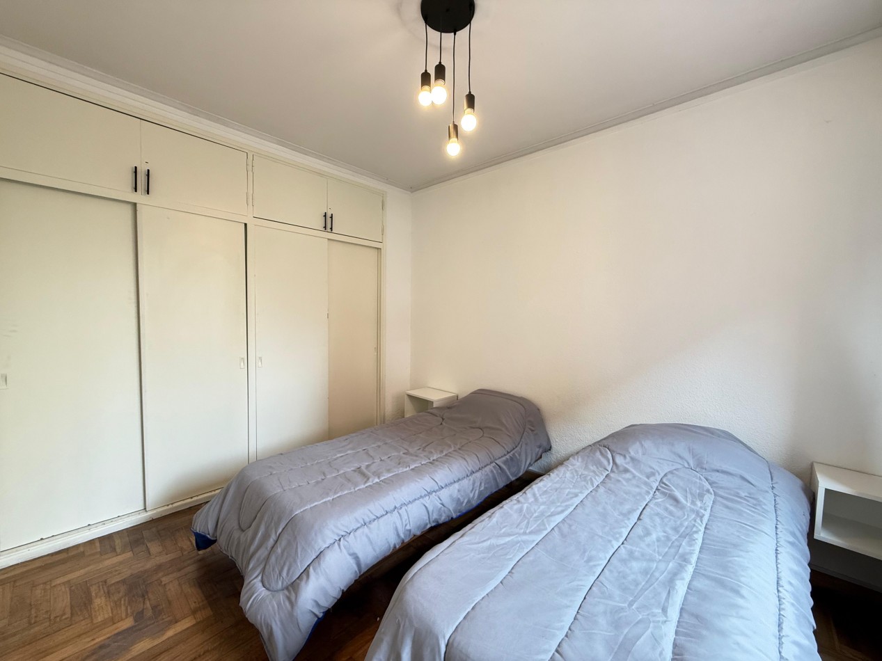 Venta de departamento 3 ambientes a la calle con balcon saliente, todo externo.