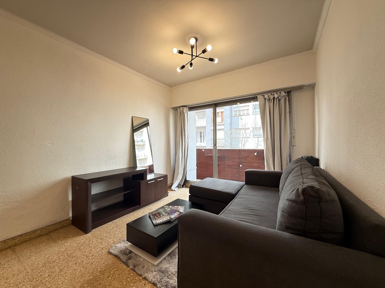 Venta de departamento 3 ambientes a la calle con balcon saliente, todo externo.