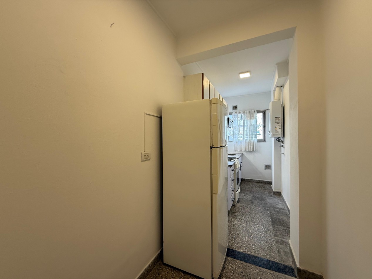 Venta de departamento 3 ambientes a la calle con balcon saliente, todo externo.