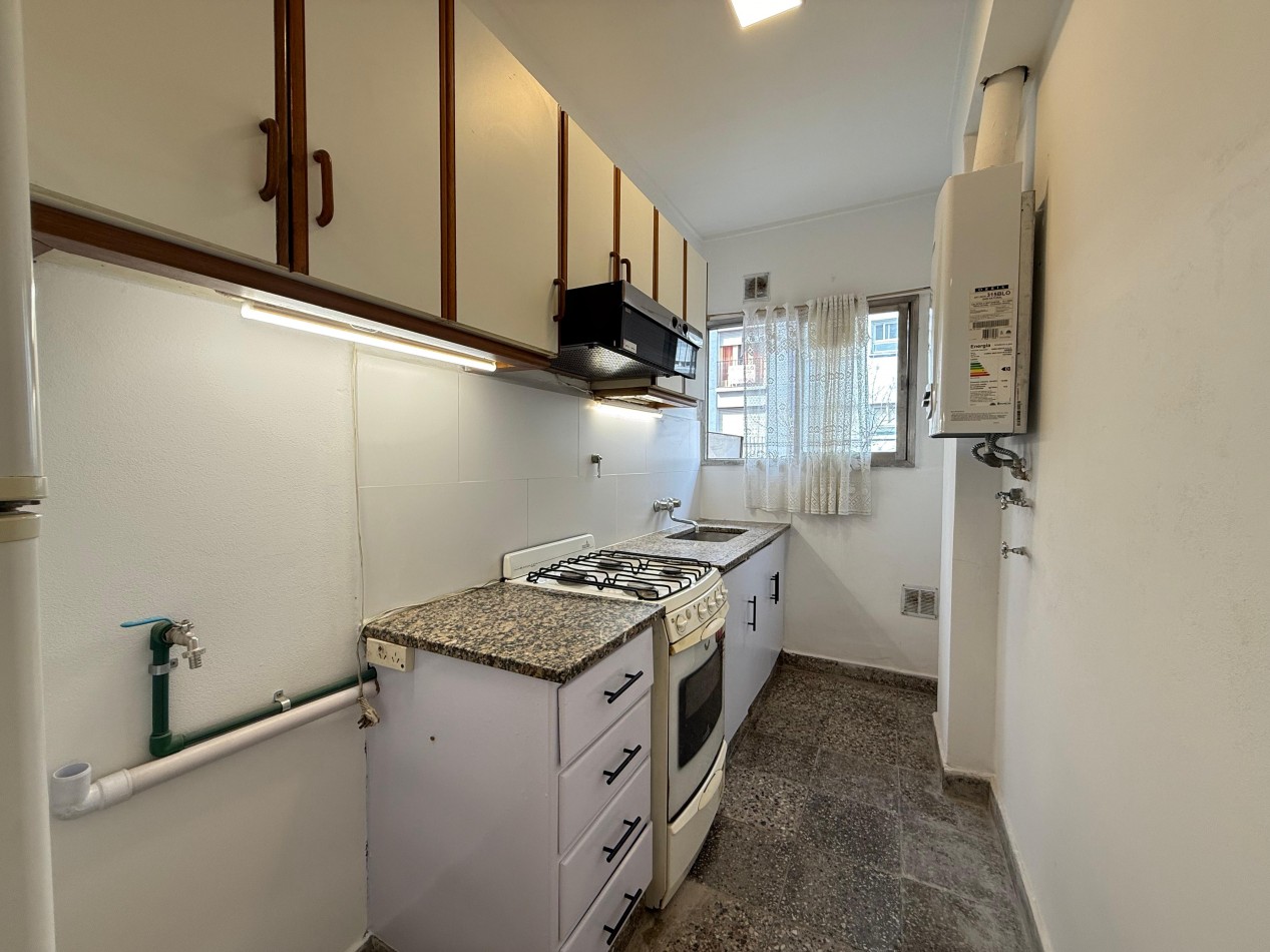 Venta de departamento 3 ambientes a la calle con balcon saliente, todo externo.