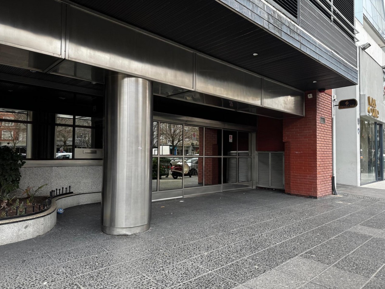 Venta de EXCLUSIVO PISO 4 AMBIENTES CON DEPENDENCIA/PARRILA/COCHERA/BAULERA EN ZONA CENTRO