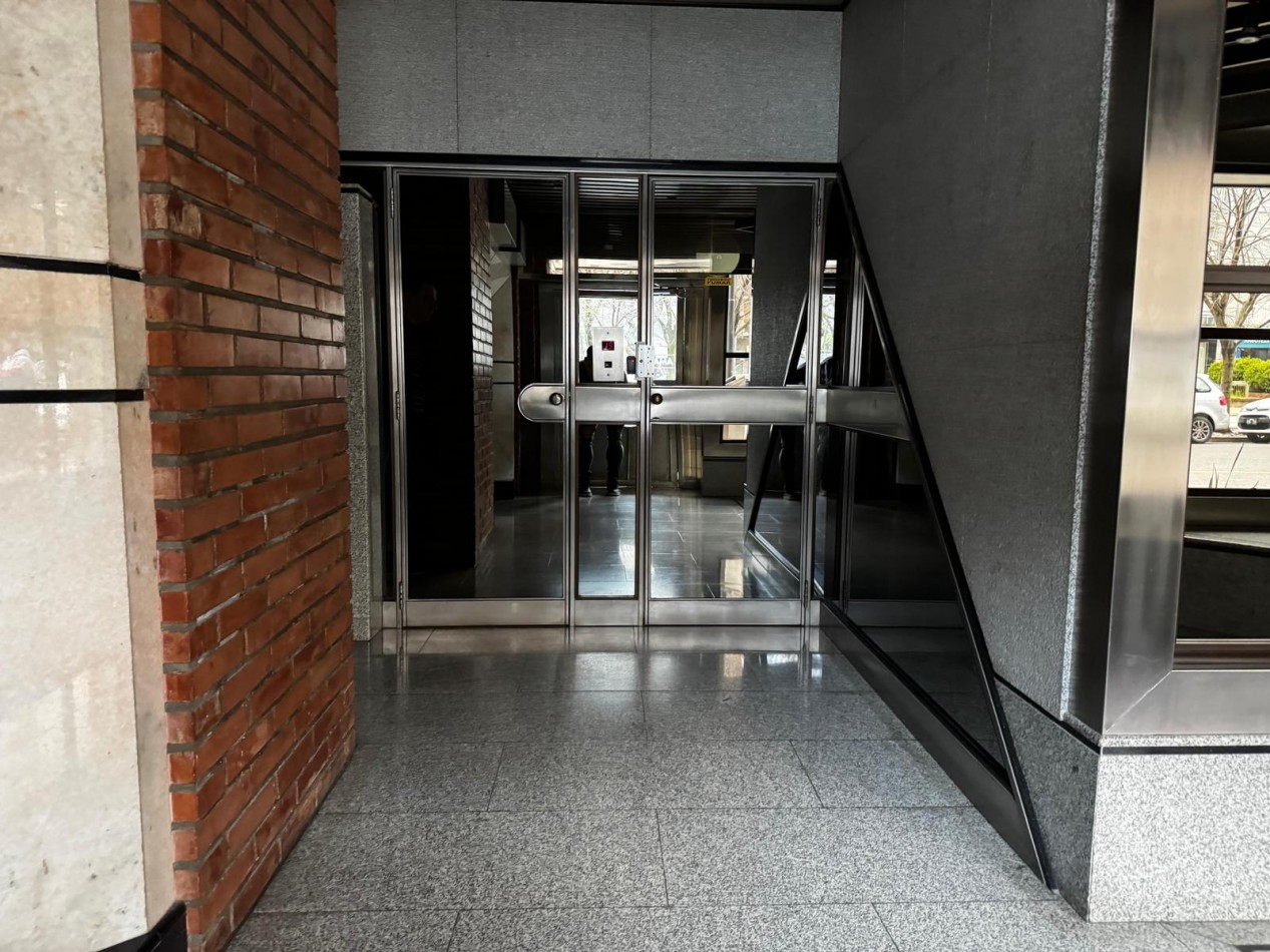 Venta de EXCLUSIVO PISO 4 AMBIENTES CON DEPENDENCIA/PARRILA/COCHERA/BAULERA EN ZONA CENTRO