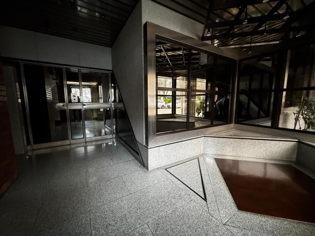 Venta de EXCLUSIVO PISO 4 AMBIENTES CON DEPENDENCIA/PARRILA/COCHERA/BAULERA EN ZONA CENTRO