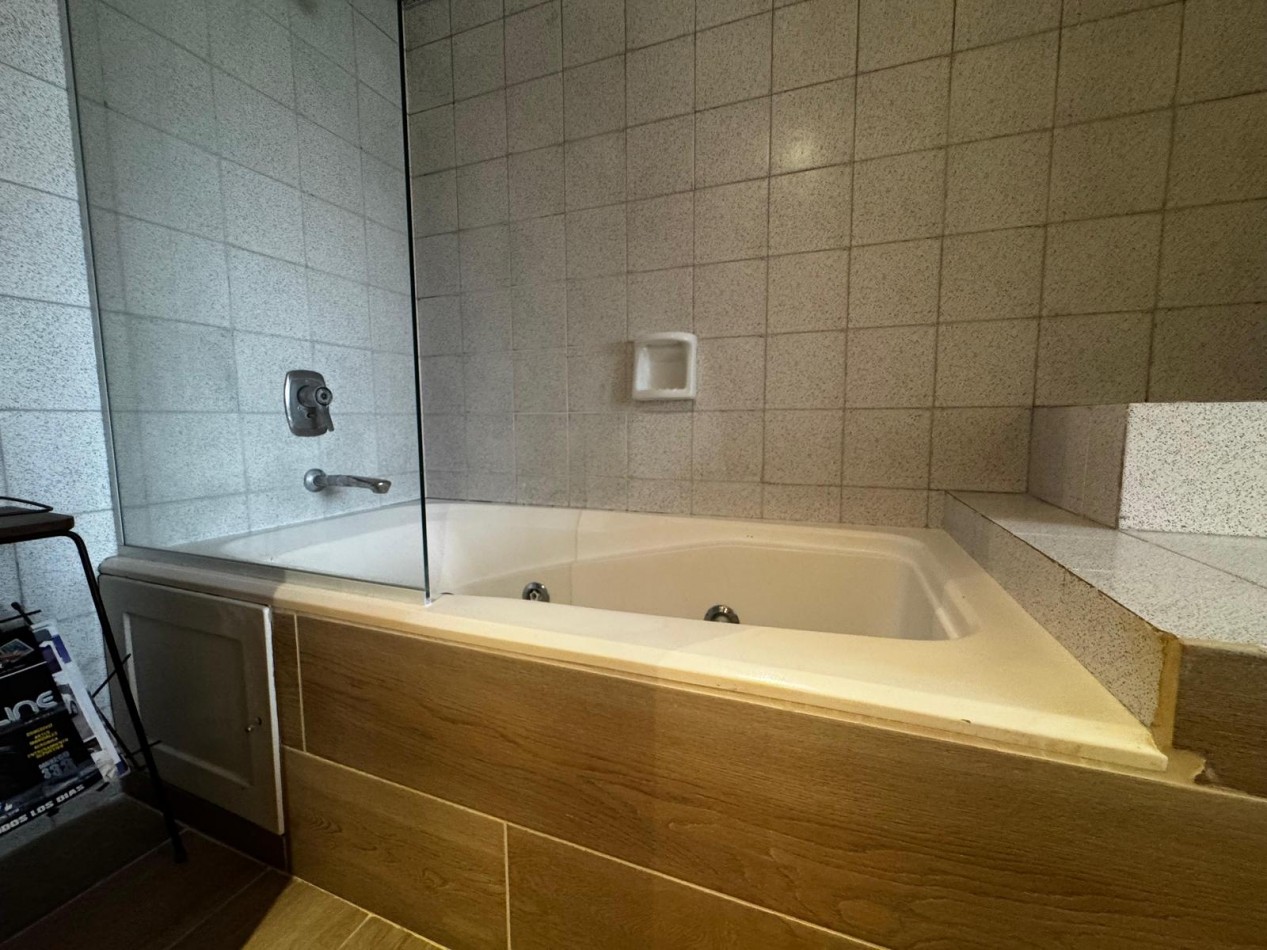 Venta de EXCLUSIVO PISO 4 AMBIENTES CON DEPENDENCIA/PARRILA/COCHERA/BAULERA EN ZONA CENTRO