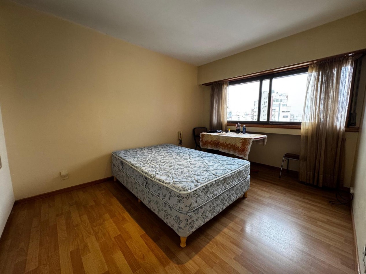 Venta de EXCLUSIVO PISO 4 AMBIENTES CON DEPENDENCIA/PARRILA/COCHERA/BAULERA EN ZONA CENTRO