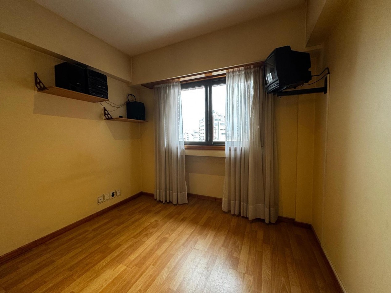Venta de EXCLUSIVO PISO 4 AMBIENTES CON DEPENDENCIA/PARRILA/COCHERA/BAULERA EN ZONA CENTRO